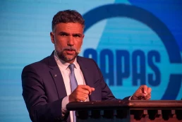 Hombre hablando sobre escenario de Asociación Argentina de Productores Asesores de Seguros