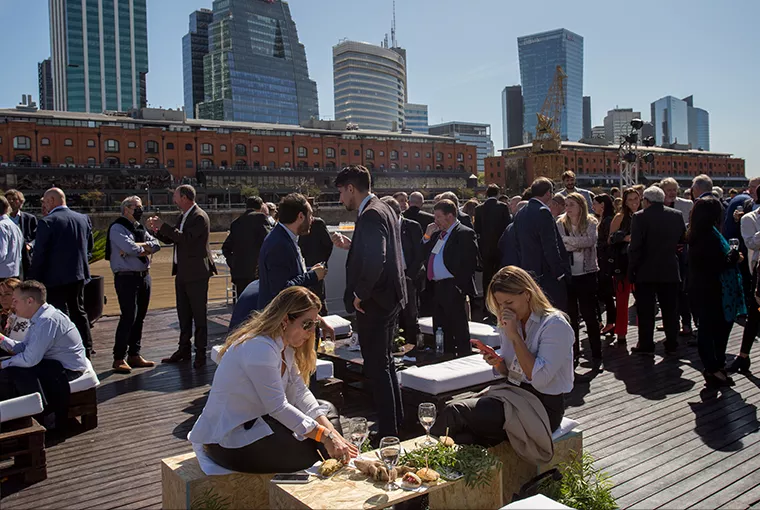Personas en un evento al aire libre en Puerto Madero