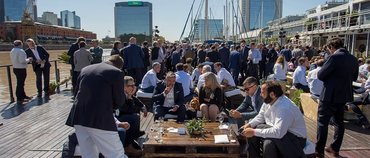 Evento de Asociación Argentina de Productores Asesores de Seguros sobre el río