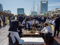 Evento de Asociación Argentina de Productores Asesores de Seguros sobre el río