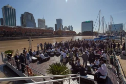 Evento de Asociación Argentina de Productores Asesores de Seguros sobre el río