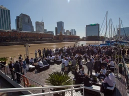 Evento de Asociación Argentina de Productores Asesores de Seguros sobre el río
