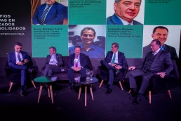 Revista AAPAS Asociación Argentina de Productores y Asesores - Cinco hombres dando una conferencia