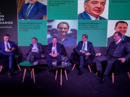 Revista AAPAS Asociación Argentina de Productores y Asesores - Cinco hombres dando una conferencia