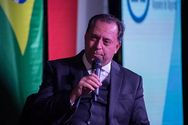 Hombre dando una conferencia con micrófono