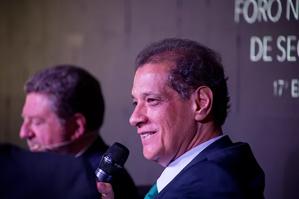 Hombre dando una conferencia con micrófono