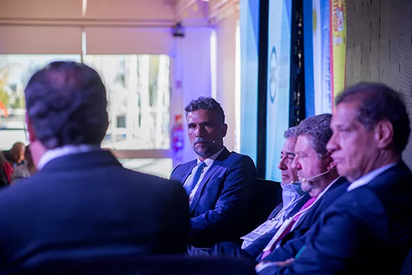 Cinco hombres en conferencia de prensa de seguros