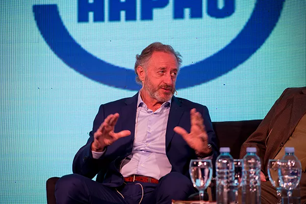hombre dando una conferencia en el AAPAS