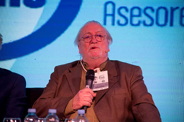 hombre dando una conferencia en el AAPAS