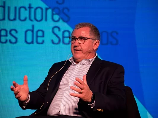 hombre dando una conferencia en el AAPAS