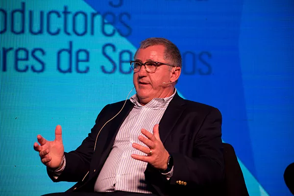 hombre dando una conferencia en el AAPAS