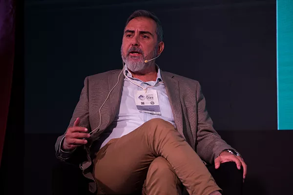 hombre dando una conferencia en el AAPAS