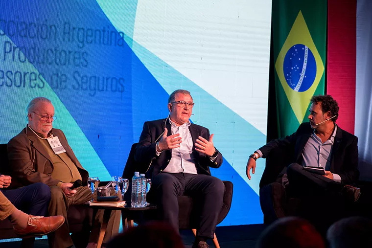 Tres hombres dando conferencia en una reunión de AAPAS