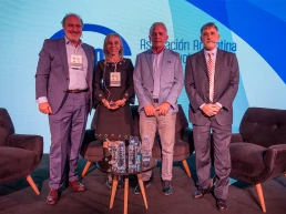 Cuatro personas sacandose una foto en un escenario