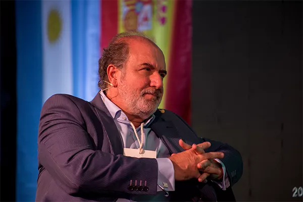 Hombre mirando hacia la derecha