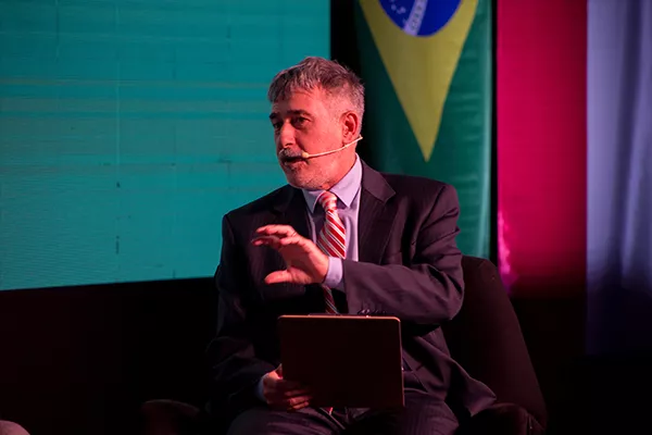 Hombre mirando hacia la izquierda en conferencia