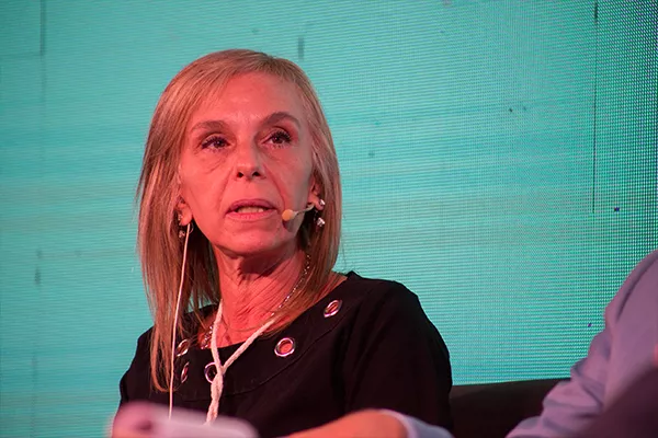 Mujer en conferencia mirando hacia adelante