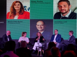 cinco personas en un escenario en el evento AAPAS