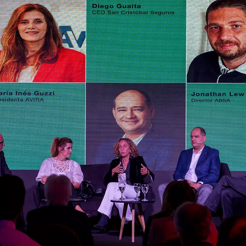 cinco personas en un escenario en el evento AAPAS