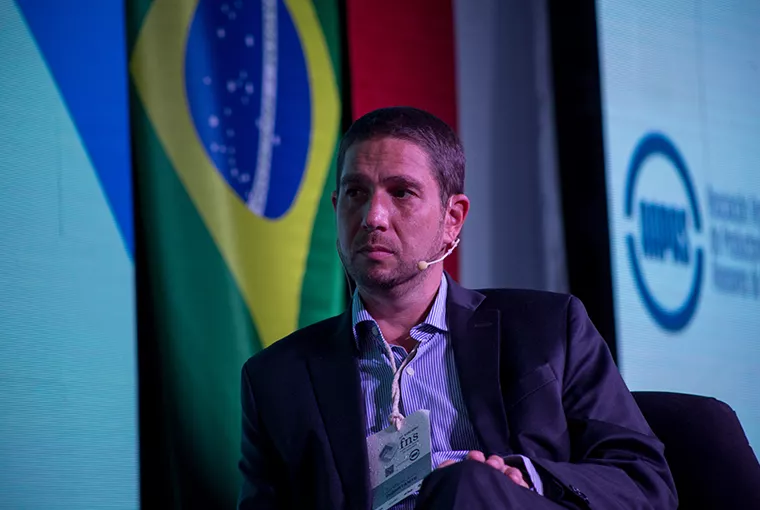 Hombre en conferencia mirando hacia la izquierda a su compañera
