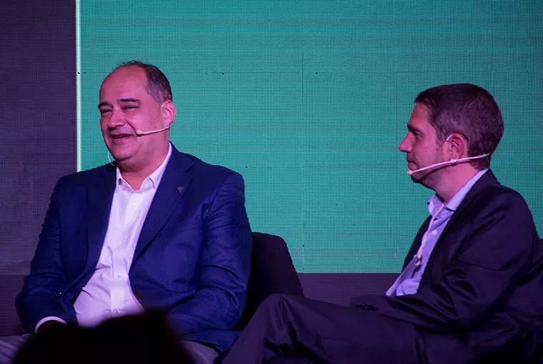 Dos hombres charlando en el evento de AAPAS