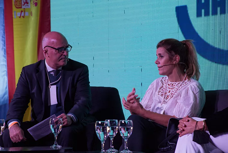 Dos personas charlando en el escenario de evento de AAPAS