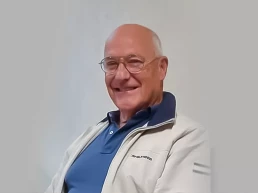 Foto de hombre mirando a cámara y sonriendo