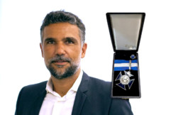 Sebastián Del Brutto junto a la medalla de honor FENACOR