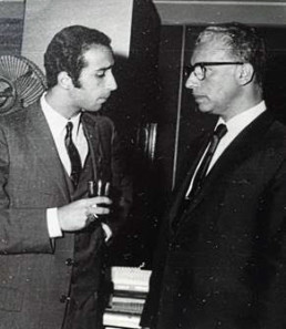 Aldo Bloise, en 1965, con el dueño de Ombú Seguros.
