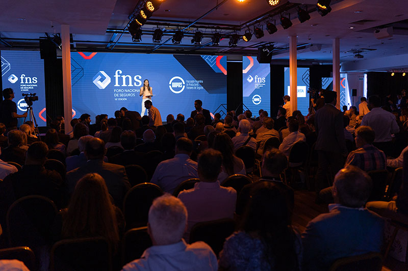 Gran expectativa de los asistentes en un evento a sala llena